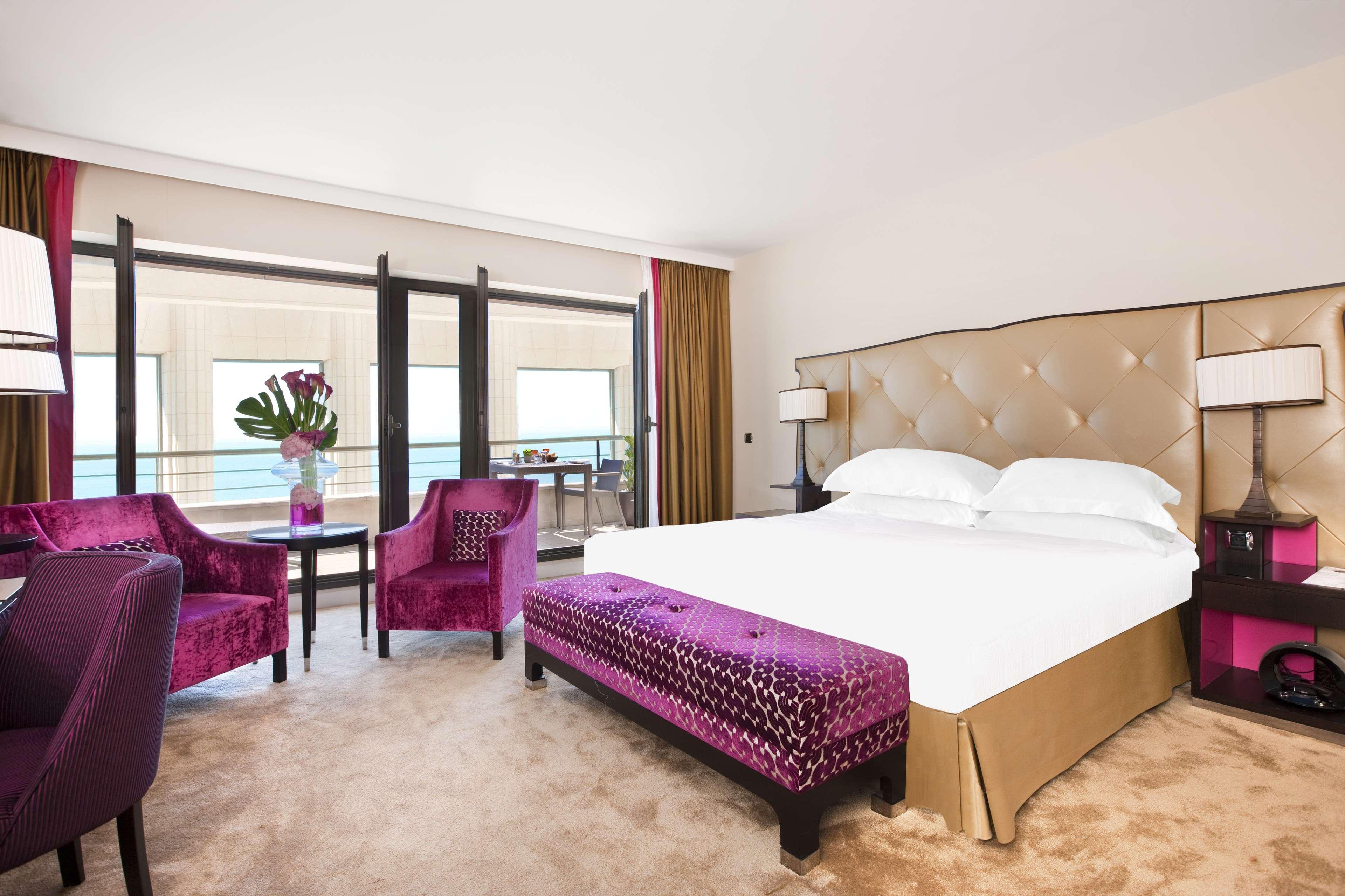 Hyatt Regency Nice Palais De La Mediterranee Exterior photo A room at the hotel
