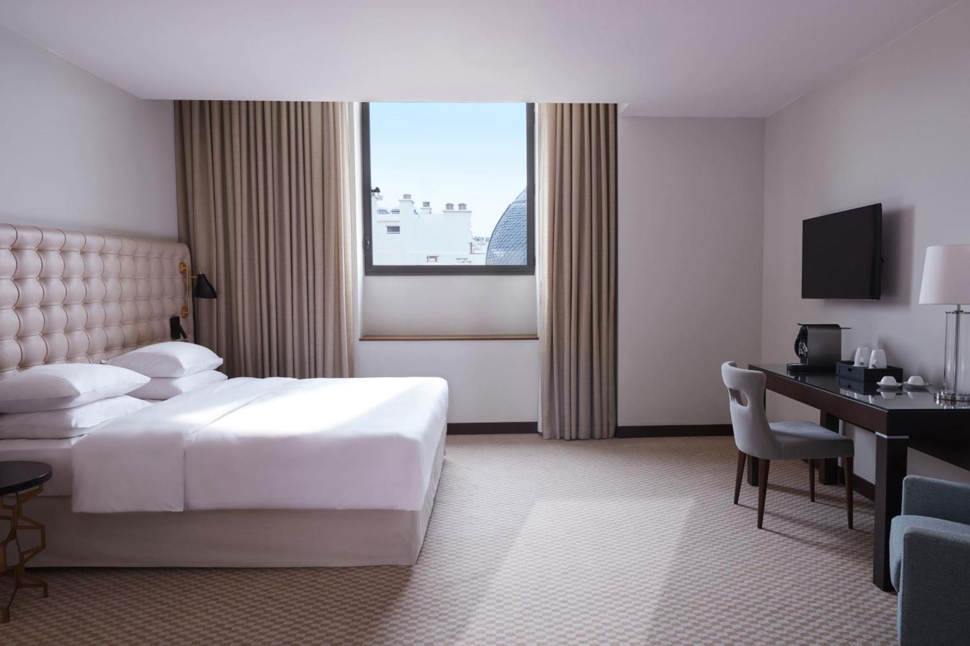Hyatt Regency Nice Palais De La Mediterranee Exterior photo A room at the hotel