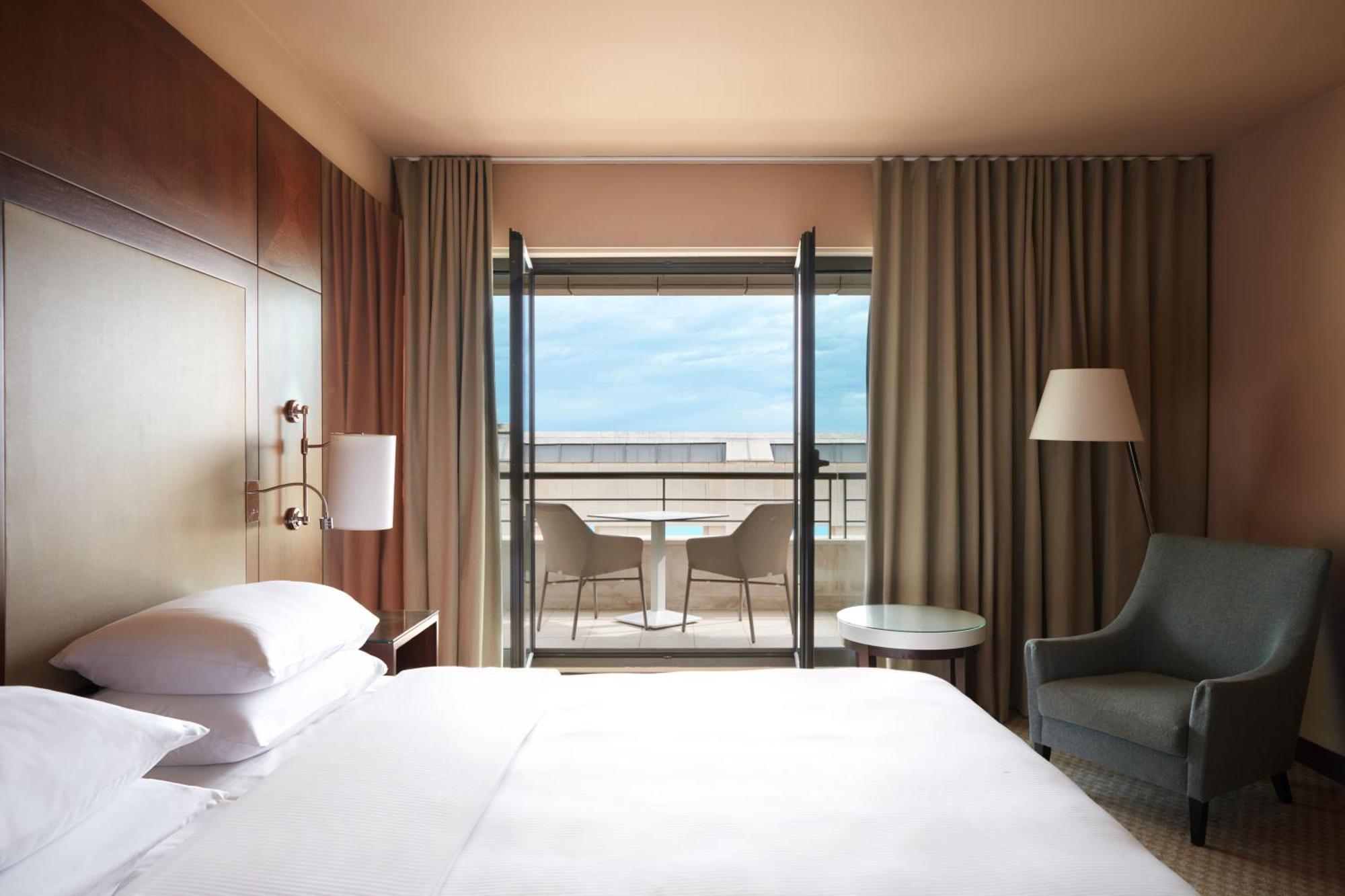 Hyatt Regency Nice Palais De La Mediterranee Exterior photo A room at the hotel