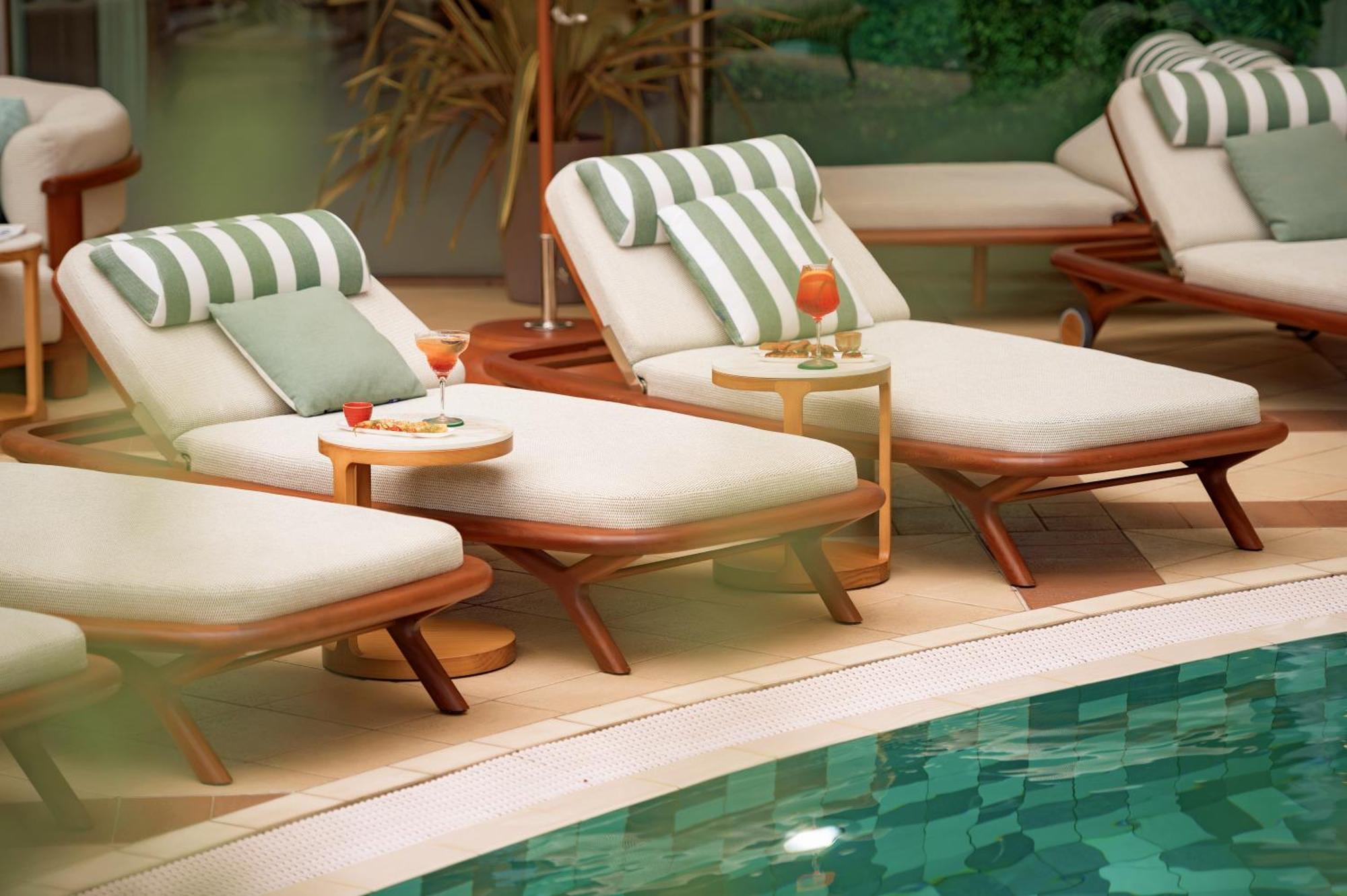 Hyatt Regency Nice Palais De La Mediterranee Exterior photo Outdoor furniture