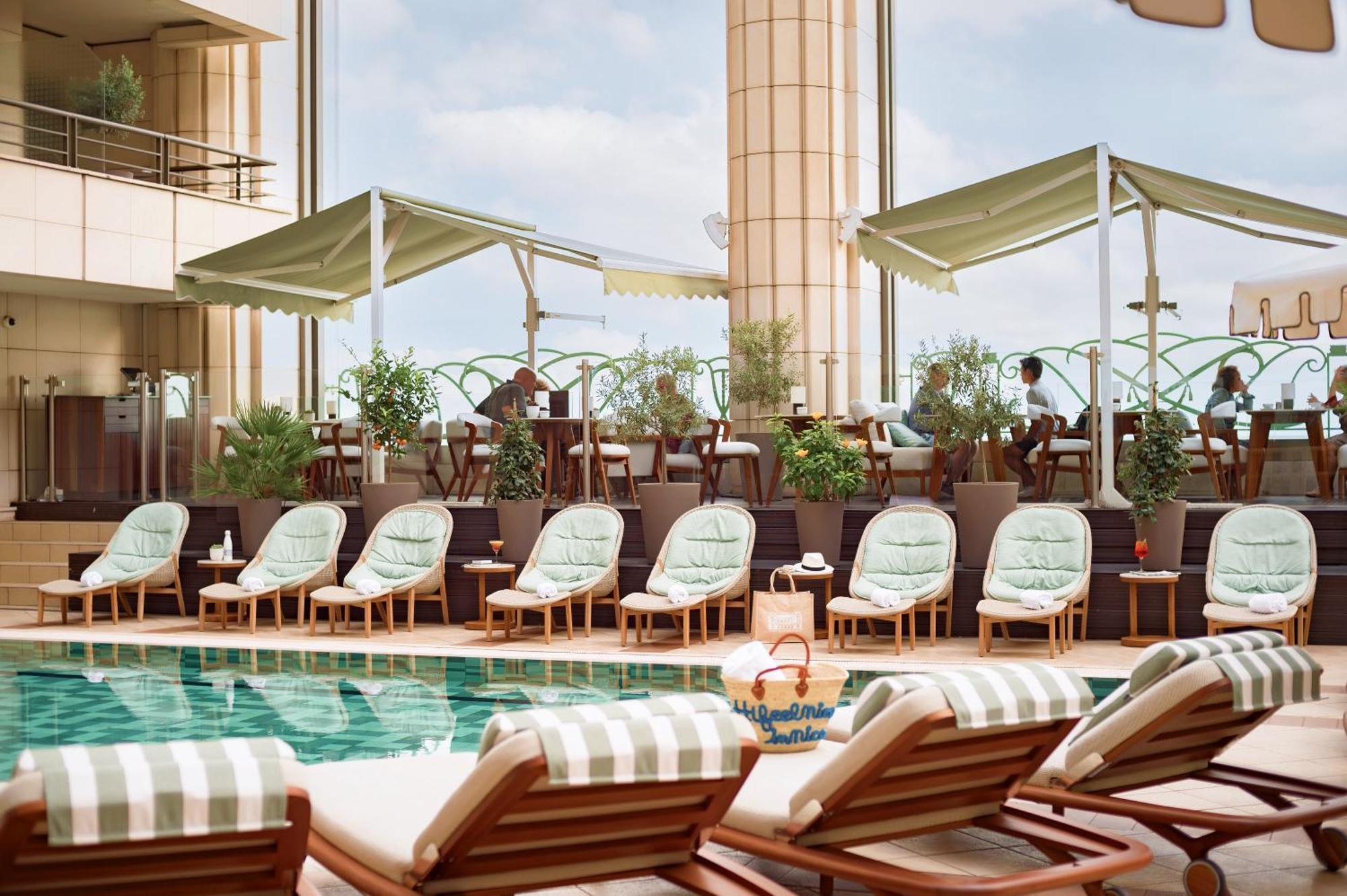 Hyatt Regency Nice Palais De La Mediterranee Exterior photo The pool at the Four Seasons Hotel